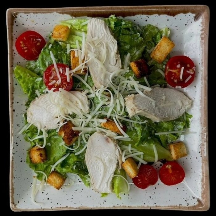 Салат Цезарь с курицей